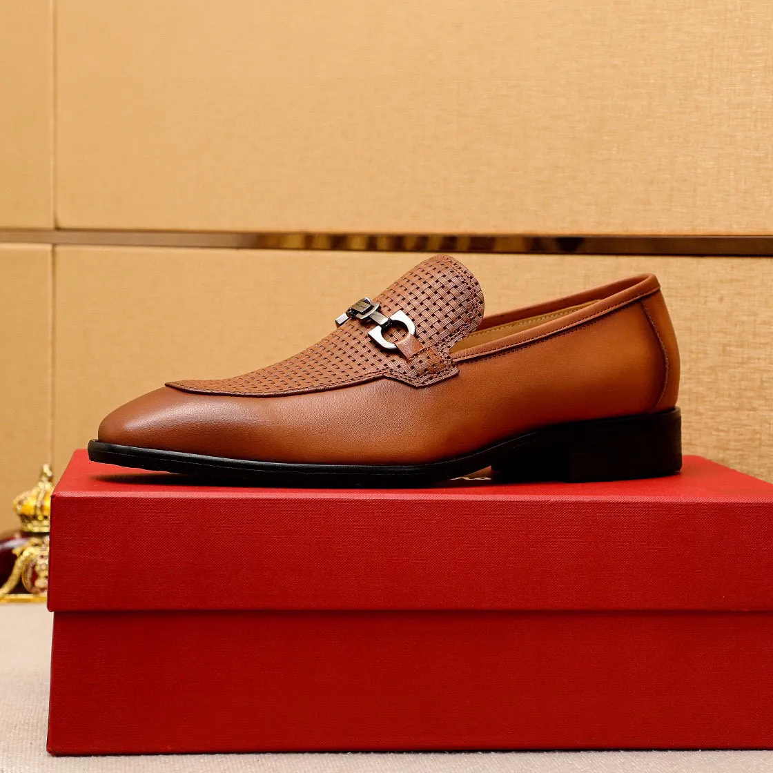 Men's shoes 💰460 💐 Product trademark: Ferragamo "Ferragamo" casual leather shoes Regular size: 38-44 (custom-made for 45🉑️) Product materials: Selected imported first-layer calfskin embossed upper + original hardware buckle, imported water-dyed cowhide leather lining. Strong three-dimensional visual effect, combined outsole Color: 2⃣️colors available